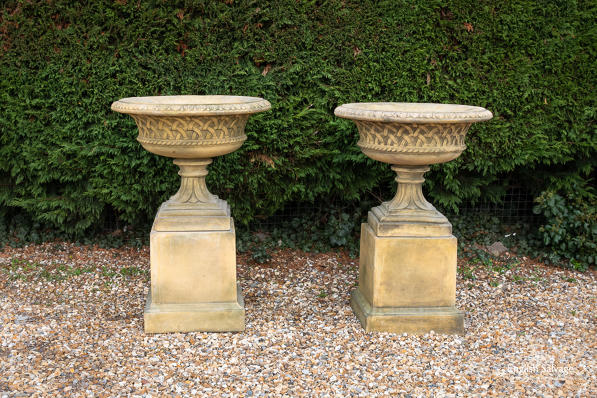 Attractive reconstituted lattice tazza urns