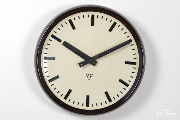 Mid-century bakelite clock with new mechanism